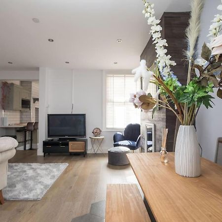 Lovely 2-Bed In Windsor Free Parking, 1 Mile From Legoland Екстер'єр фото