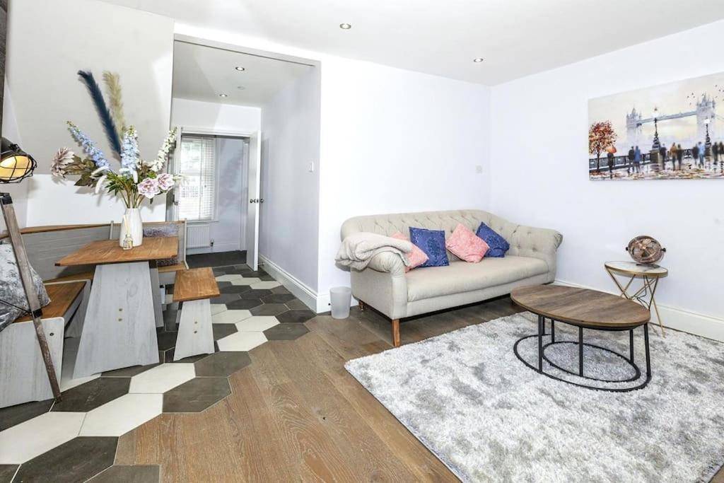 Lovely 2-Bed In Windsor Free Parking, 1 Mile From Legoland Екстер'єр фото