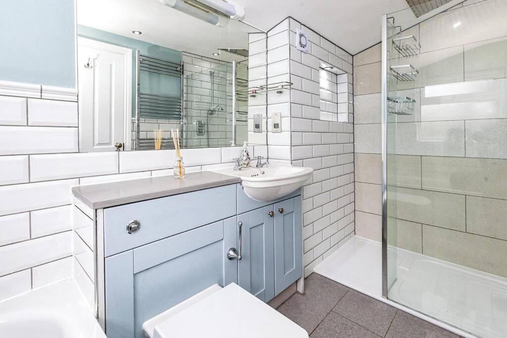 Lovely 2-Bed In Windsor Free Parking, 1 Mile From Legoland Екстер'єр фото