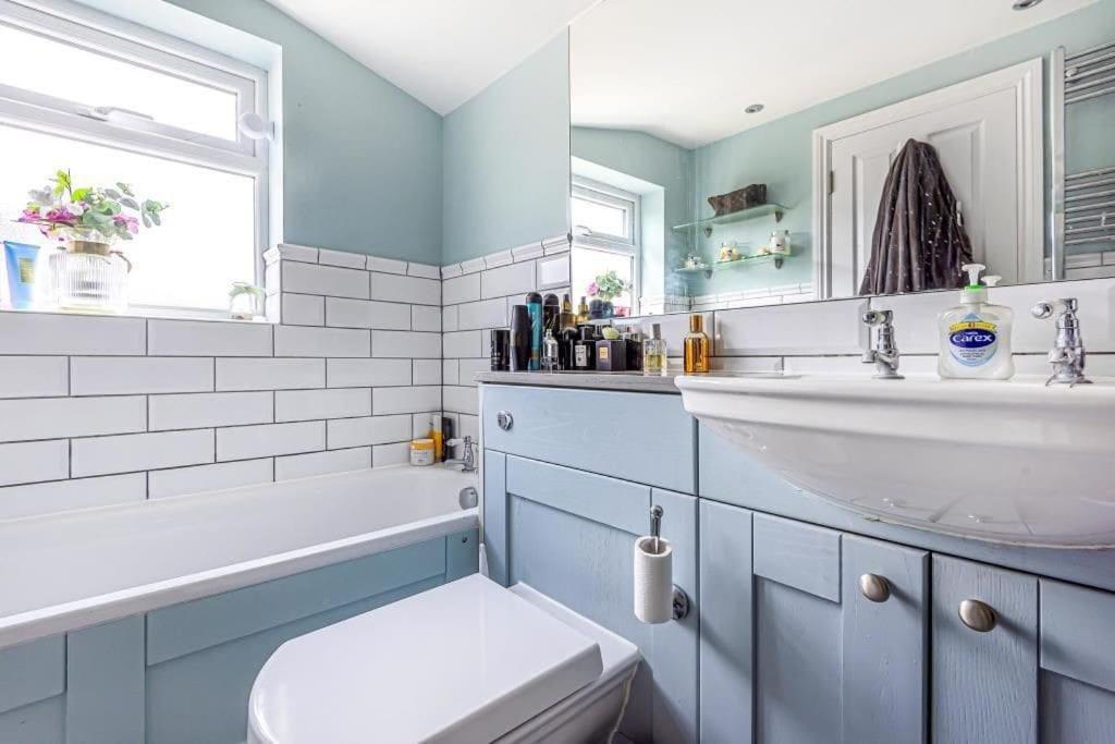 Lovely 2-Bed In Windsor Free Parking, 1 Mile From Legoland Екстер'єр фото